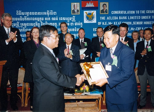 លោក អ៊ិន ចាន់នី អគ្គនាយក​ធនាគារ​អេស៊ីលីដា ទទួល​អាជ្ញាប័ណ្ណ​ជា​ធនាគារ​ឯកទេស ពី​ឯកឧត្តម ជា ចាន់តូ ទេសា​ភិបាល​ធនាគារ​ជាតិ​នៃ​កម្ពុជា