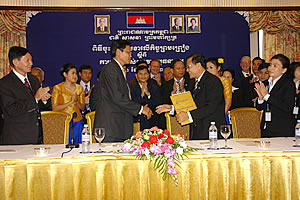 Front row (from left to right): Representative witness of NSSF Mr. CHHUN Huot, Director of NSSF Mr. OUK Samvithyea, President & CEO of ACLEDA Bank Mr. IN Channy, Representative witness of ACLEDA Bank Mrs. SO Phonnary