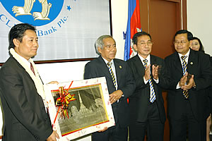 លោក ជា សុខ ប្រធាន​ក្រុមប្រឹក្សាភិបាល​ធនាគារ​អេស៊ីលីដា ទទួល​អំណោយ​ពី​ឯកឧត្តម Phouphet Khampounvong ទេសាភិបាល​ធនាគារ​ជាតិ​ឡាវ