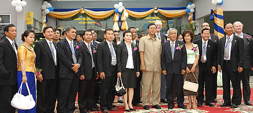 ឯកឧត្តម អ៊ូ សំអ៊ួន អភិបាលរងខេត្តកណ្តាល ថតរូបអនុស្សាវរីយ៍ជាមួយថ្នាក់ដឹកនាំរបស់ធនាគារអេស៊ីលីដា និងភ្ញៀវកិត្តិយស ឯកឧត្តម អ៊ូ សំអ៊ួន អភិបាលរងខេត្តកណ្តាល ថតរូបអនុស្សាវរីយ៍ជាមួយថ្នាក់ដឹកនាំរបស់ធនាគារអេស៊ីលីដា និងភ្ញៀវកិត្តិយស
