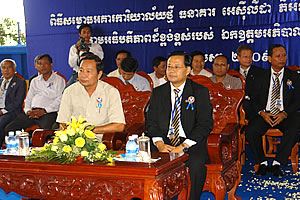 ជួរមុខ (ពីឆ្វេងទៅស្តាំ) ឯកឧត្តម ទី គឹមតុក អភិបាលរងខេត្តពោធិ៍សាត់ និង លោក អ៊ិន ចាន់នី ប្រធាននាយកប្រតិបត្តិ ធនាគារអេស៊ីលីដា ភីអិលស៊ី ជួរមុខ (ពីឆ្វេងទៅស្តាំ) ឯកឧត្តម ទី គឹមតុក អភិបាលរងខេត្តពោធិ៍សាត់ និង លោក អ៊ិន ចាន់នី ប្រធាននាយកប្រតិបត្តិ ធនាគារអេស៊ីលីដា ភីអិលស៊ី