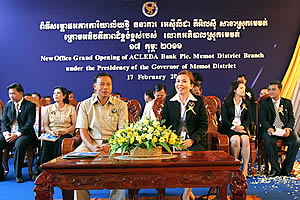 លោក ចេង ប៊ុណ្ណារា អភិបាល​ស្រុក​មេមត់ និងលោកស្រី សូ ផនណារី អនុ​ប្រធាន​នាយក​ប្រតិបត្តិ និង​ជា​ប្រធាន​នាយិកា​ប្រតិបត្តិ​ប្រតិបត្តិការ​ធនាគារ​អេស៊ីលីដា​