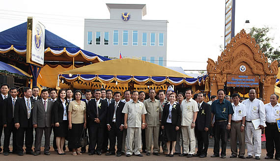 គណៈអធិបតី​ និង​ភ្ញៀវ​កិត្តិយស​ចូលរួម​ក្នុង​ពិធី​សម្ពោធ​អគារ​ថ្មី ធនាគារ​អេស៊ីលីដា ភីអិលស៊ី សាខា​ស្រុកមេមត់