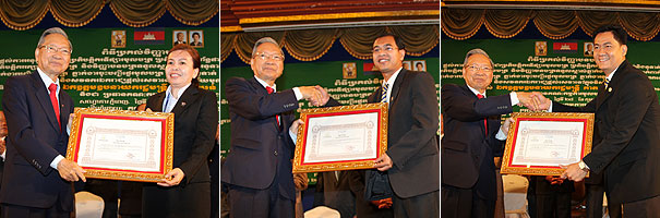 ឯកឧត្តម​ឧបនាយករដ្ឋមន្ត្រី គាត ឈន់ រដ្ឋមន្ត្រី​ក្រសួង​សេដ្ឋកិច្ច និង​ហិរញ្ញវត្ថុ និង​ជា​ប្រធាន​គណៈកម្មការ​មូលបត្រ​កម្ពុជា ប្រគល់​​អាជ្ញាប័ណ្ណ​ធ្វើ​ជា​ភ្នាក់ងារ​ចុះ​បញ្ជី​ផ្ទេរ​មូលបត្រ ជូន​លោកស្រី សូ ផនណារី អនុ​ប្រធាន​នាយក​ប្រតិបត្តិ និង​ជា​ប្រធាន​នាយិកា​ប្រតិបត្តិ​ប្រតិបត្តិការ, ភ្នាក់ងារ​បញ្ជិកា​មូលបត្រ ជូន​លោក ព្រំ វិសុទ្ធ នាយក​ប្រតិបត្តិ​នីតិកម្ម និង​ជា​លេខាធិការ​ក្រុមហ៊ុន, និង​ភ្នាក់ងារ​ទូទាត់ ជូន​លោក លី ថៃ នាយកប្រតិបត្ដិប្រតិបត្តិការ