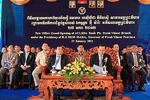 ឯកឧត្ដម អ៊ុំ​ ម៉ារ៉ា​ អភិបាល​ខេត្តព្រះវិហារ និង លោក អ៊ិន ចាន់នី ប្រធាន​នាយក​ប្រតិបត្តិ​ធនាគារ​អេស៊ីលីដា ព្រម​ទាំង​គណៈ​អធិបតី