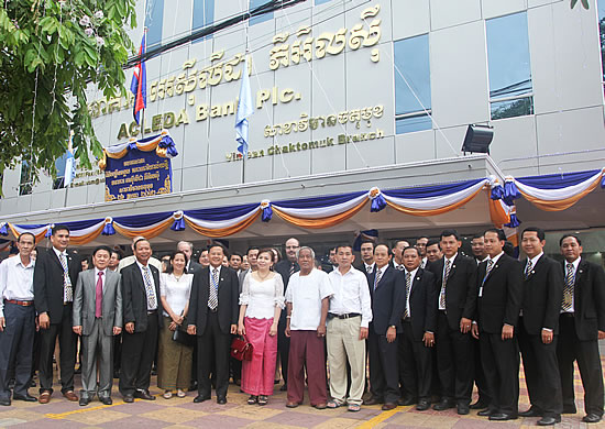 ថ្នាក់​ដឹក​នាំរបស់​ធនាគារ​អេស៊ីលីដា ព្រម​ទាំង​ភ្ញៀវ​កិត្តិយស ថត​រូប​ទុក​ជា​អនុស្សាវរីយ៍​ក្នុង​ពិធី​ចម្រើន​មង្គល​អគារ​ការិយាល័យ​ថ្មី សាខាវិមានចតុមុខ