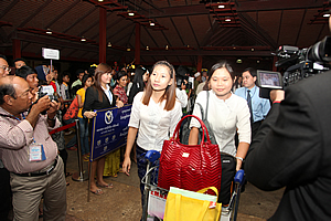 ការ​មក​ដល់​របស់​បុគ្គលិក​មីយ៉ាន់ម៉ា​នៅ​ព្រលានយន្តហោះ​អន្តរជាតិ​ភ្នំពេញ