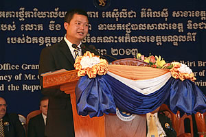 លោក ងួន​ រស្មី នាយក​ធនាគារ​អេស៊ីលីដា សាខាខេត្ដមណ្ឌលគិរី