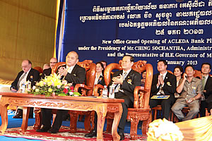 លោក ចឹង សុចន្ថា នាយក​រដ្ឋបាល​សាលា​ខេត្ត​មណ្ឌលគិរី និង បណ្ឌិត អ៊ិន ចាន់នី ប្រធាន​នាយក​ប្រតិបត្ដិ ធនាគារ អេស៊ីលីដា ភីអិលស៊ី