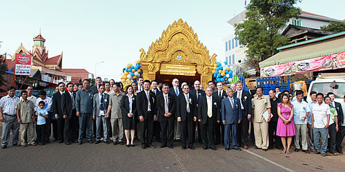 គណៈអធិបតី​ និង​ភ្ញៀវ​កិត្តិយស​ចូលរួម​ក្នុង​ពិធី​សម្ពោធ​អគារ​ថ្មី ធនាគារ​អេស៊ីលីដា ភីអិលស៊ី សាខា​ខេត្ត​មណ្ឌលគិរី