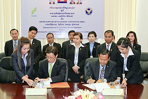 Mr. Masayuki Shimura, Managing Director and Head of Asia Pacific Division of SMBC, and Dr. IN Channy, President & Group CEO of ACLEDA Bank Plc., are signing the agreement
