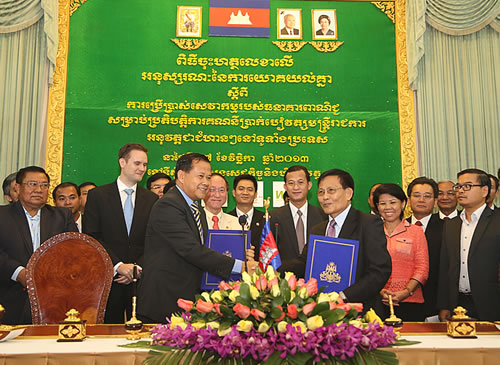 Dr. IN Channy, President & Group CEO of ACLEDA Bank Plc., and H.E. Dr. CHOU Kimleng, Secretary of State of MEF and the Chairman of the Commission in charge of Payroll Service through Banking System Project
